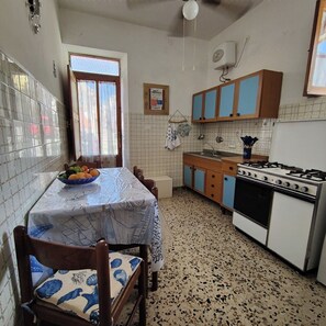 Fridge, oven, stovetop, coffee/tea maker - Grandma Maria's House - The whole house for you (Scilla)