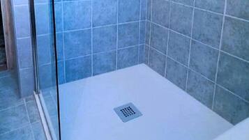Doccia, asciugacapelli, bidet, asciugamani