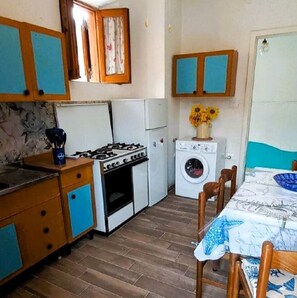 Refrigerador, horno, parrilla de estufa y cafetera y tetera 
