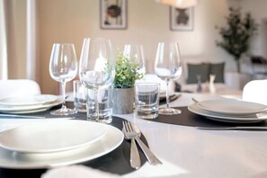 Dining - Free housekeeping visits during your stay - StayShort - Stylish 2BR Apartment in Downtown Sleeps 4 (Downtown)