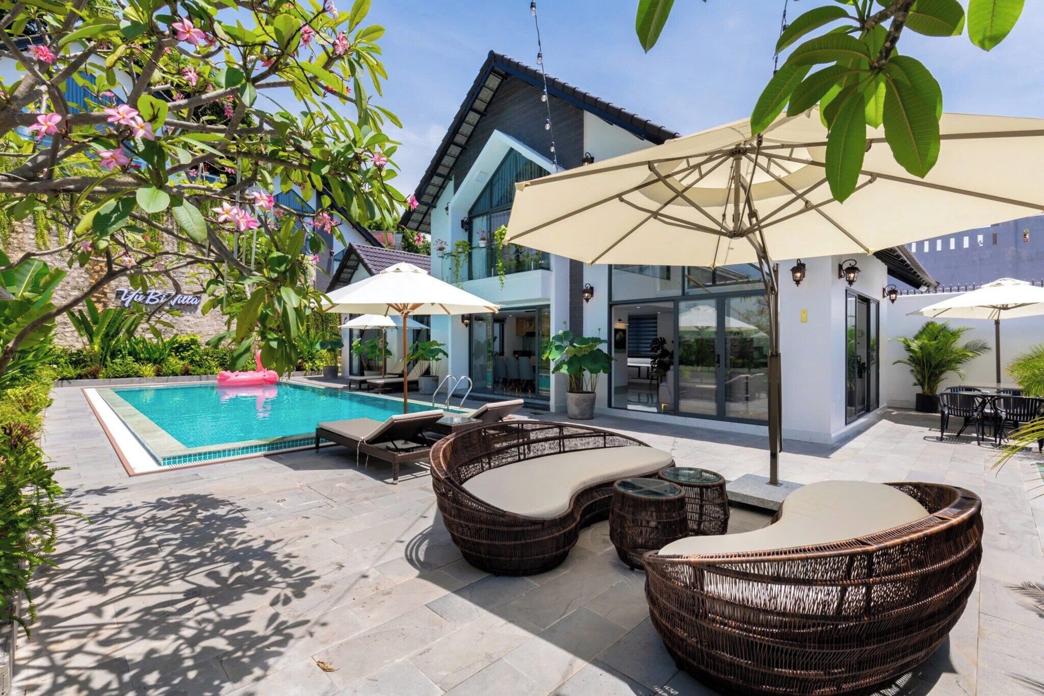 Minibar với thức uống miễn phí, trang trí khác biệt 