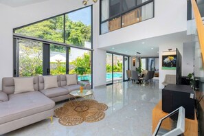 Minibar với thức uống miễn phí, trang trí khác biệt 