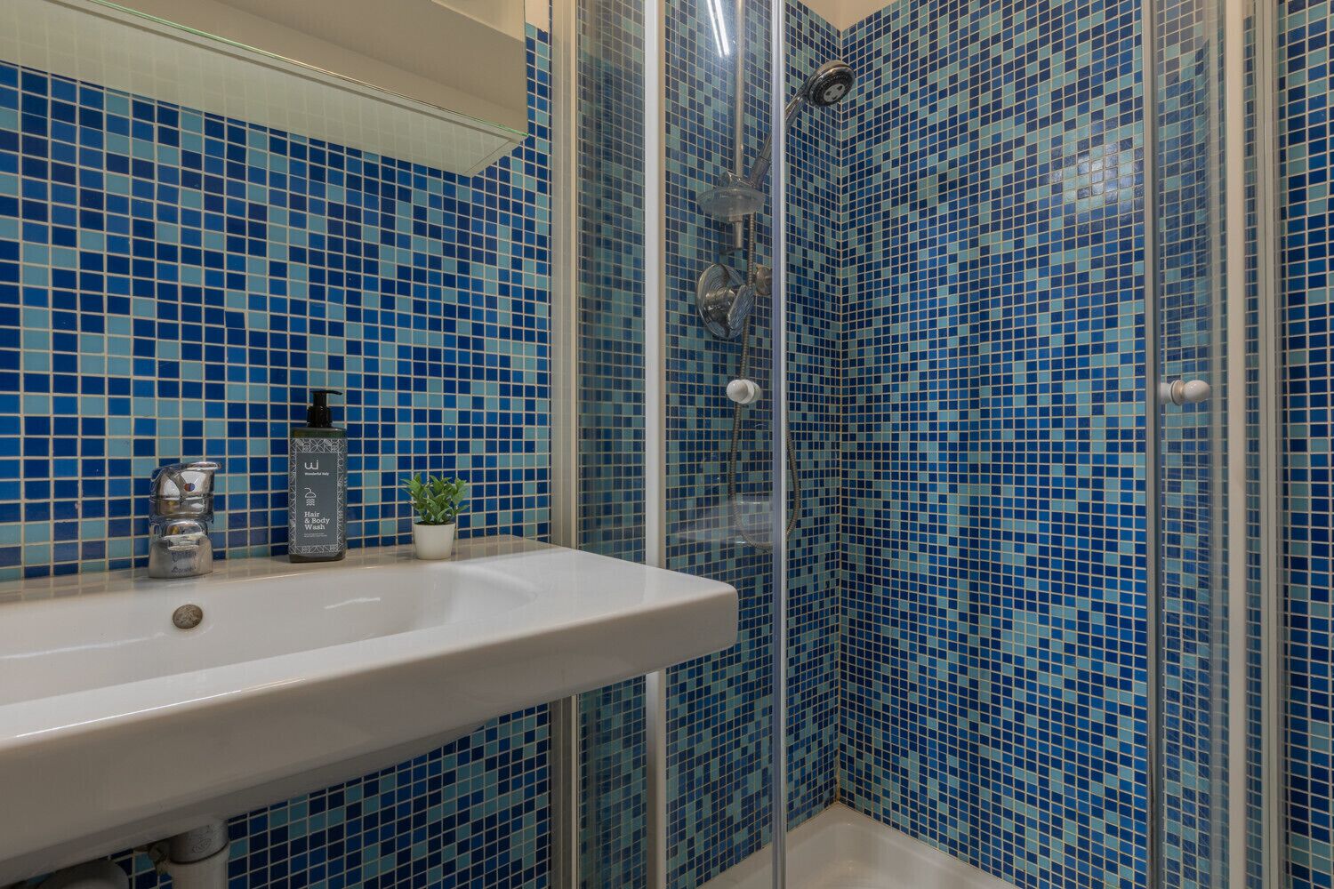 Een douche, een haardroger, een bidet, handdoeken