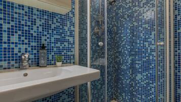 Een douche, een haardroger, een bidet, handdoeken
