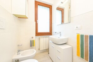 Regadera, secadora de cabello, bidet, toallas 