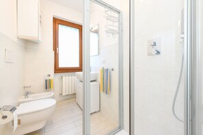 Shower, hair dryer, bidet, towels - Sporting A12 by Wonderful Italy (Sirmione)