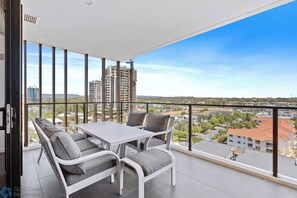 Outdoor dining - Panoramic View 3 Bedroom with Great Facilities (Surfers Paradise)