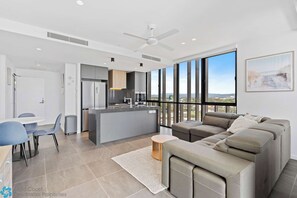 TV - Panoramic View 3 Bedroom with Great Facilities (Surfers Paradise)