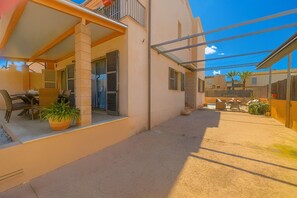 Outdoor dining - Can Angélica , swimming pool, free wifi, beach, air conditioning, barbecue.. (can picafort)