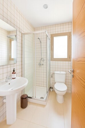 Shower, hair dryer, towels, soap - Can Angélica , swimming pool, free wifi, beach, air conditioning, barbecue.. (can picafort)