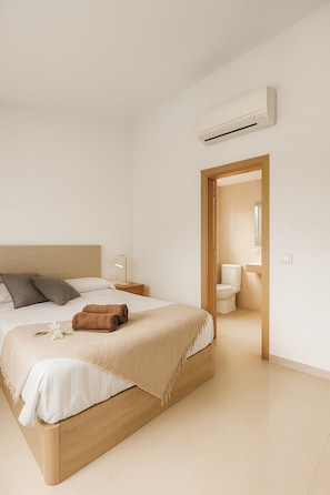 4 bedrooms, iron/ironing board, travel crib, free WiFi