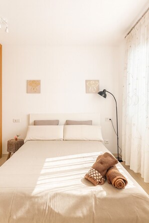4 habitaciones, tabla de planchar con plancha y cuna de viaje 