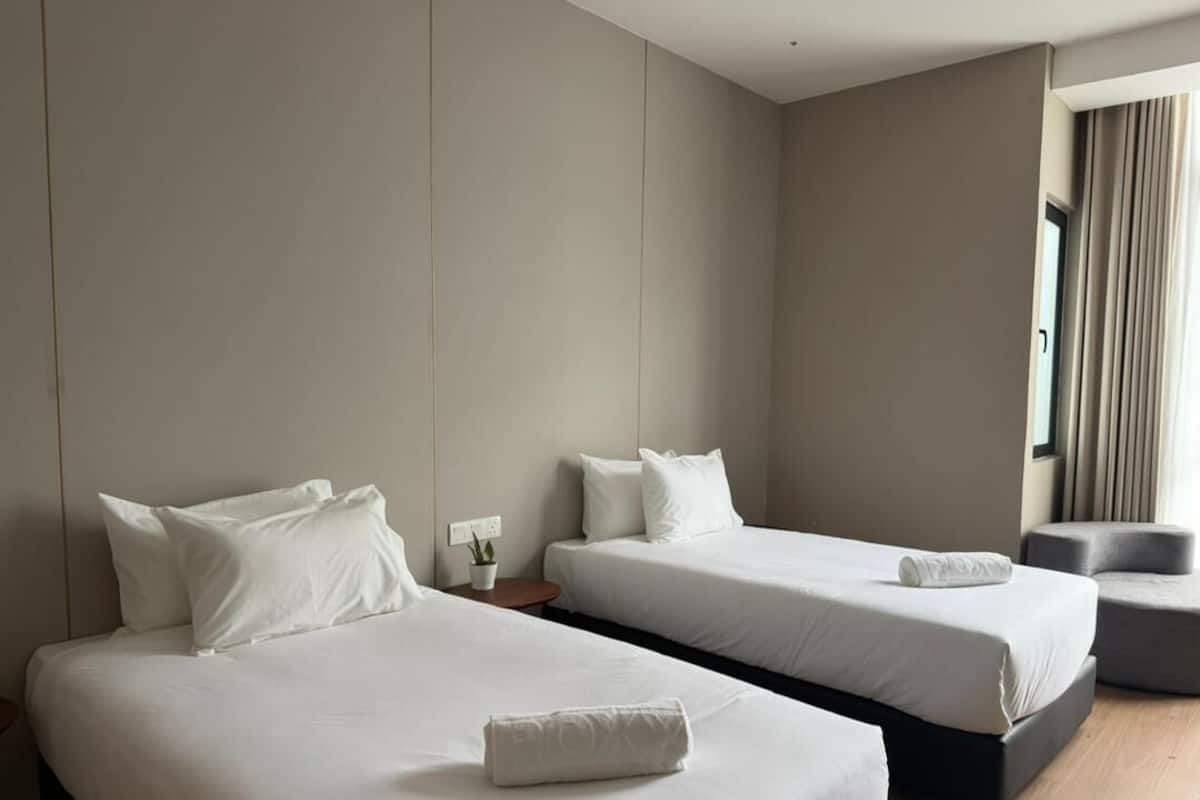 Deluxe Twin Room | Iron/ironing board