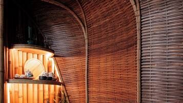 Una cucina accogliente e rustica con un bancone curvo in legno, un lavandino e una macchina per il caffè.
