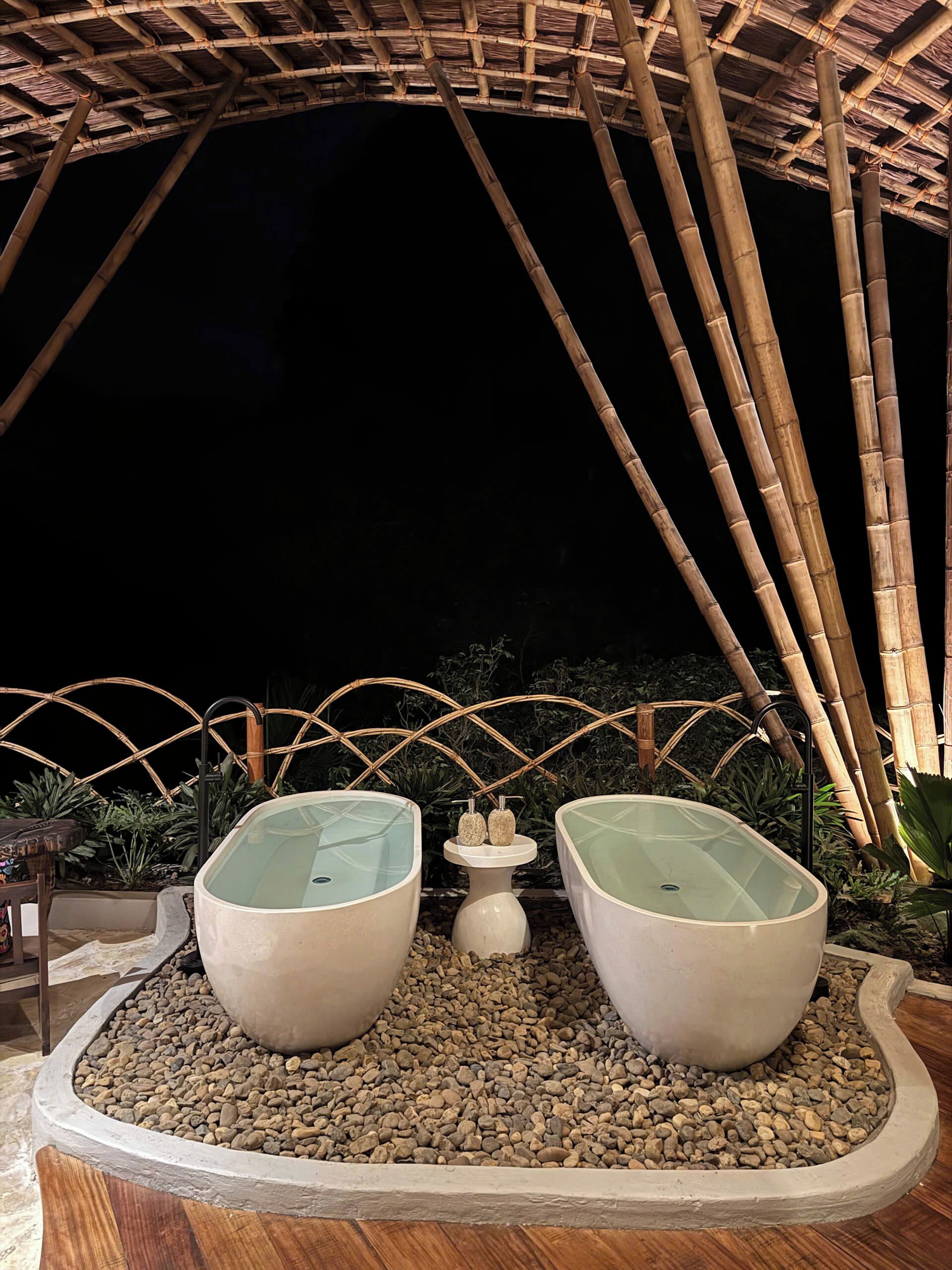 Secadora de cabello, pantuflas, toallas, jabón 