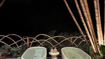 Secadora de cabello, pantuflas, toallas, jabón