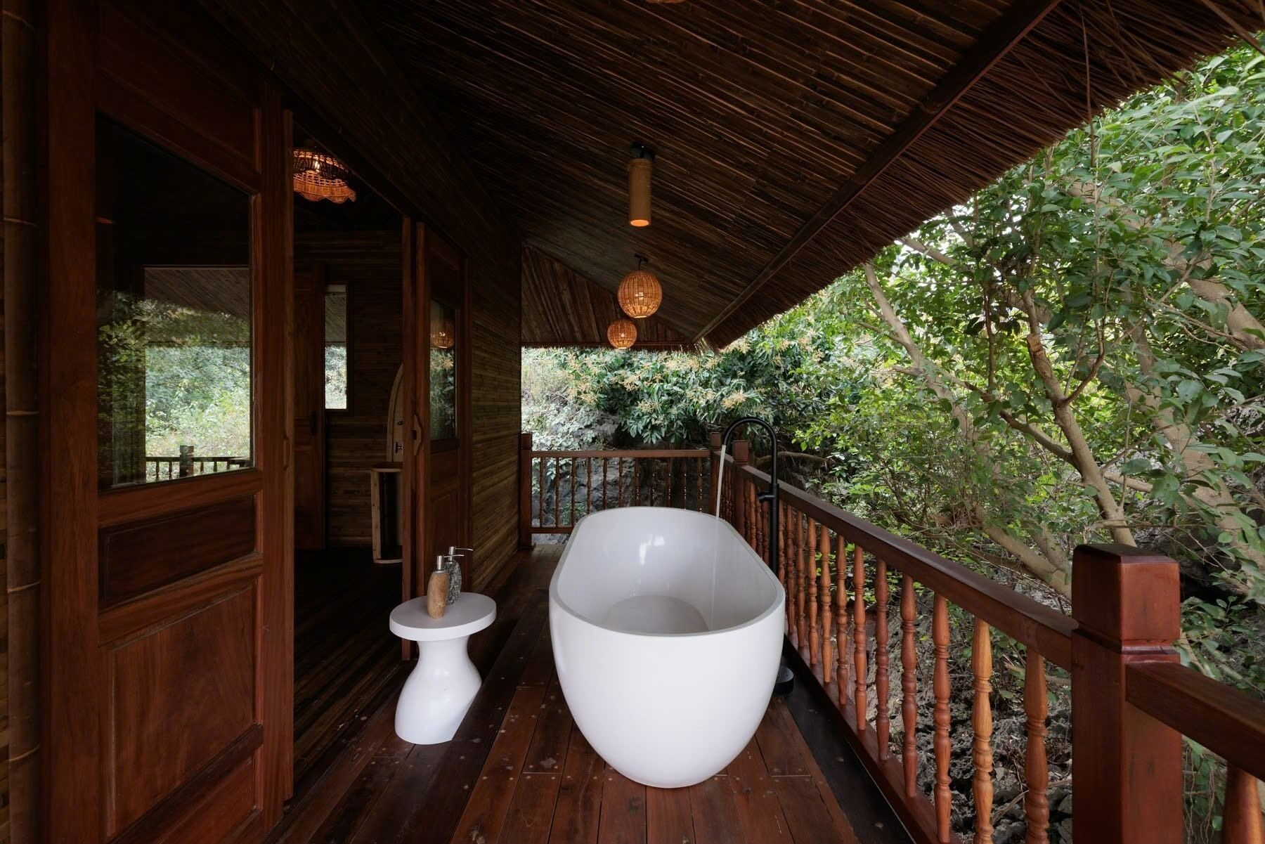 Luksushuvila, vuoristonäköala | Ulkoporeallas