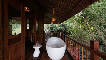 Luksushuvila, vuoristonäköala | Ulkoporeallas