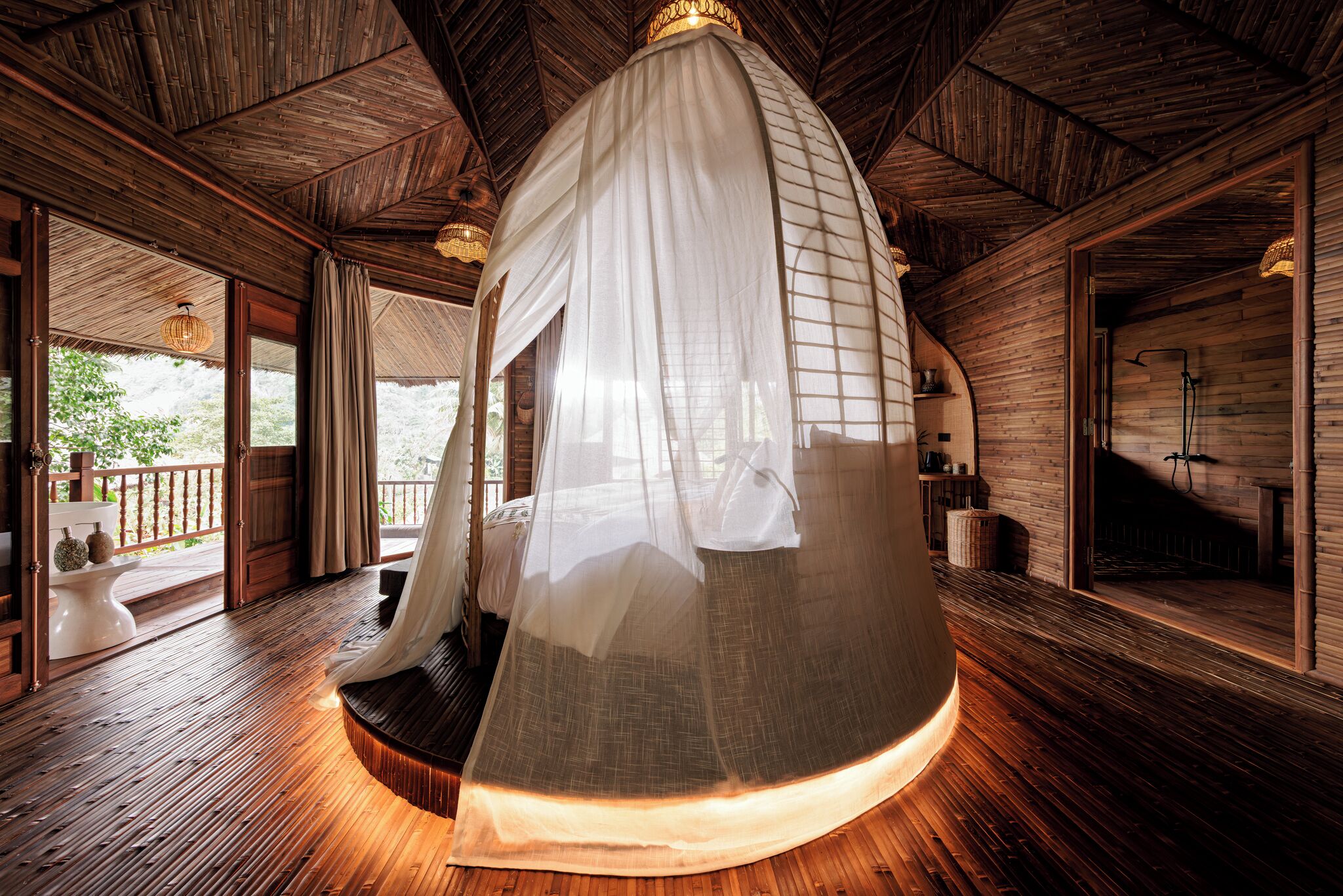 Une pièce avec un plafond en bois, un lit à baldaquin et de grandes fenêtres.