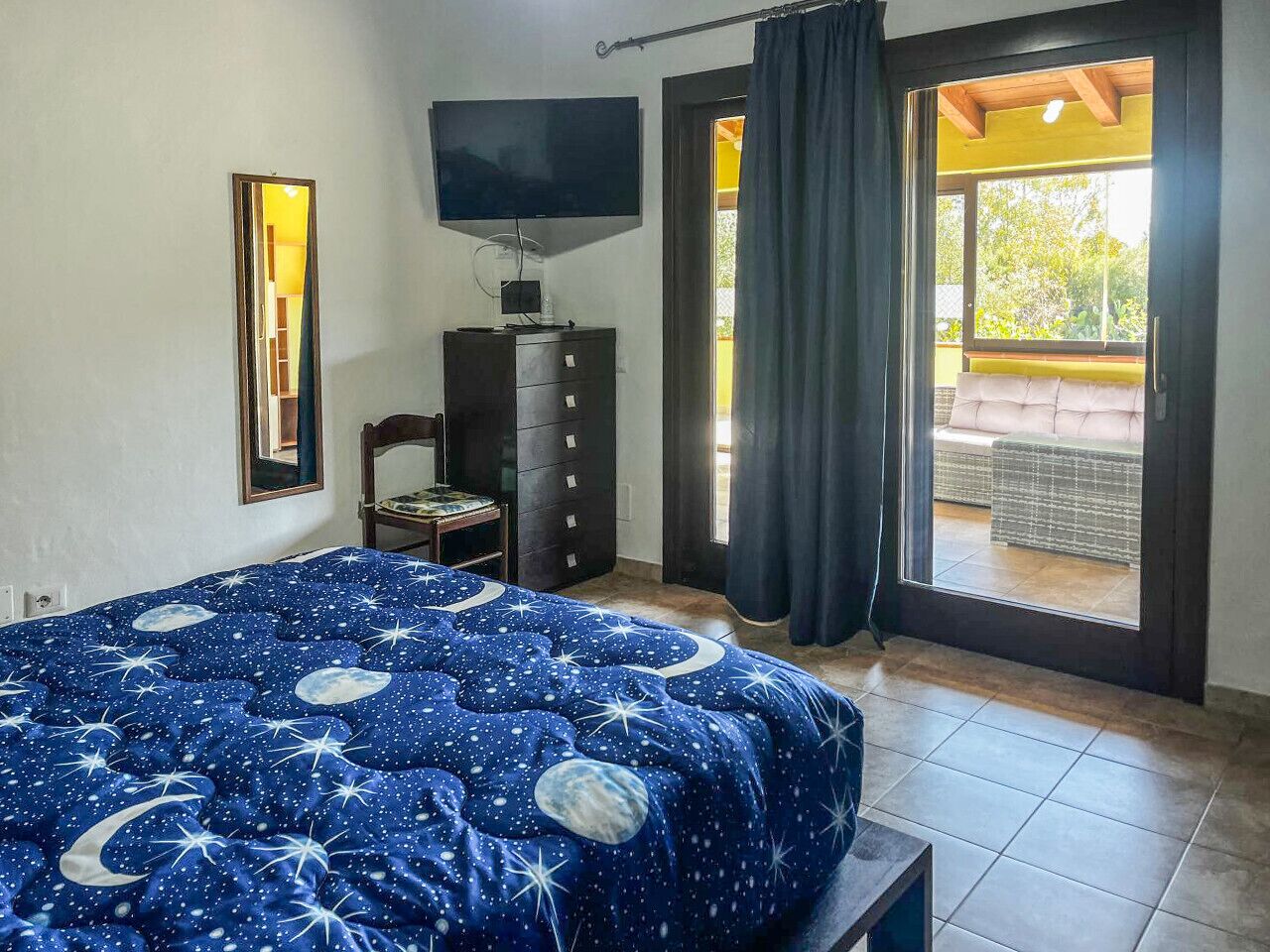 3 bedrooms, desk, WiFi, bed sheets