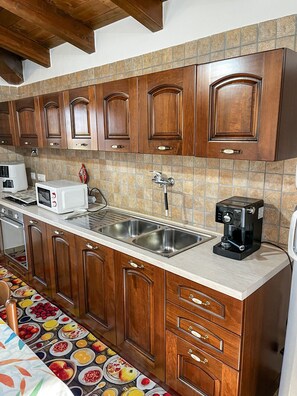 Fridge, microwave, oven, stovetop - Casa Gli Allori - Iglesias (Iglesias)