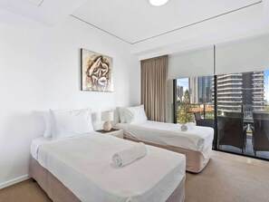 3 bedrooms, desk, iron/ironing board, WiFi - Sierra Grand 3-Bedroom Apartment (Broadbeach)