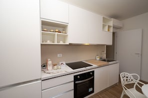 Kühlschrank, Ofen, Herdplatte, Geschirrspüler