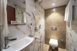 Shower, free toiletries, soap, shampoo - Hotel Baverly By Glitz Hotels (Mumbai)
