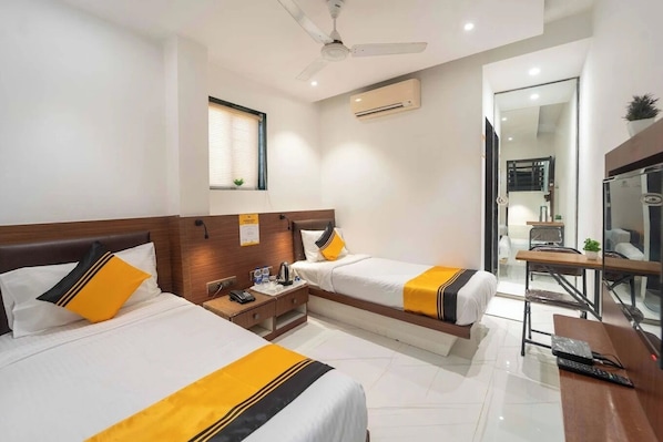 Desk, laptop workspace, free WiFi - Hotel Baverly By Glitz Hotels (Mumbai)