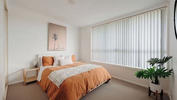 3 habitaciones, escritorio y tabla de planchar con plancha