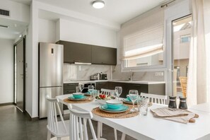 Jääkaappi, mikroaaltouuni, uuni, liesi