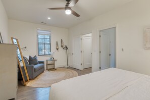 4 habitaciones, tabla de planchar con plancha y cuna de viaje 