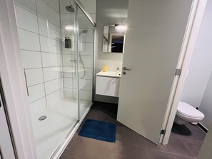 Standard Family Room | 浴室 | 提供毛巾、番梘、洗頭水、廁紙