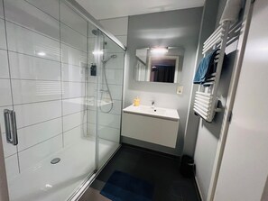 Standard Family Room | Baño | Toallas, jabón, shampoo, papel de baño 