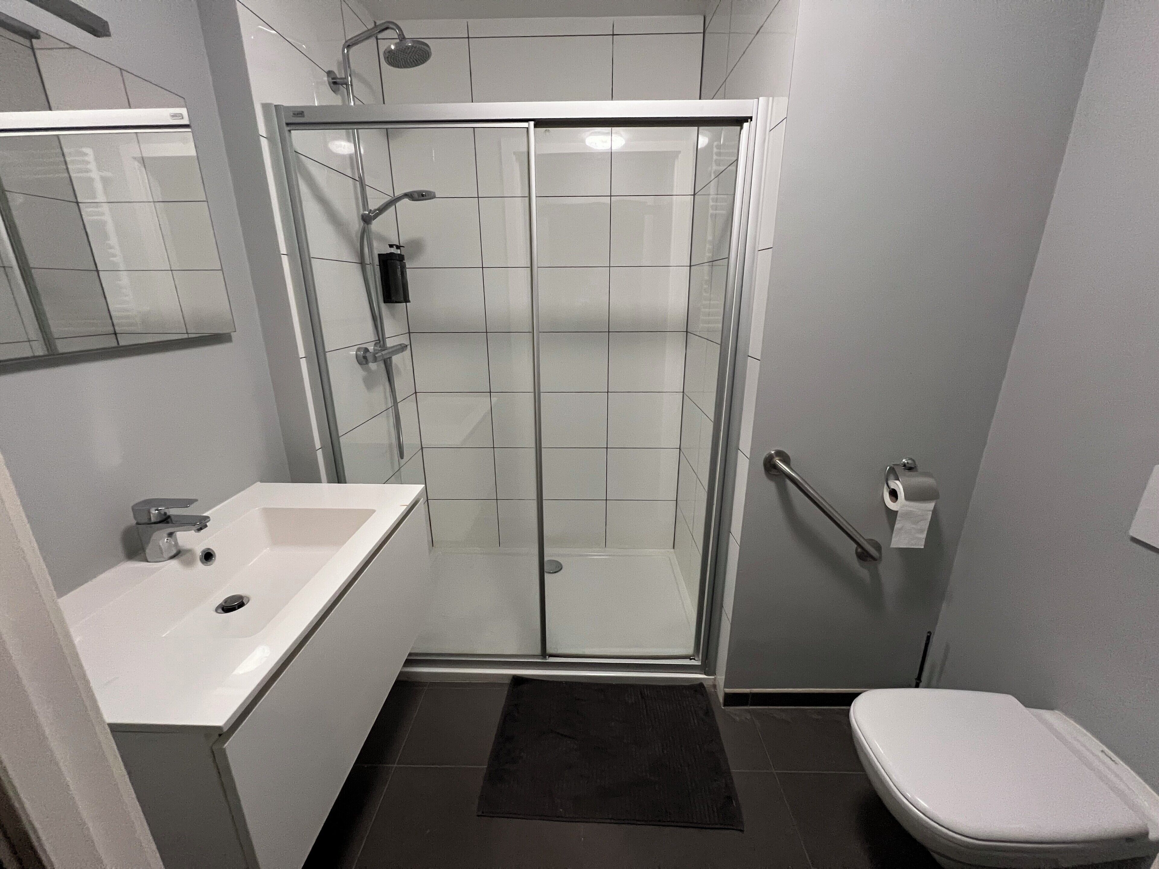 Tomannsrom – standard | Bad | Håndklær, såpe, sjampo og toalettpapir