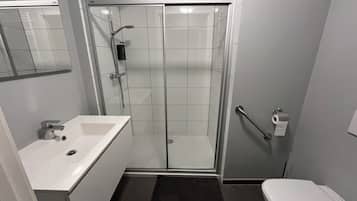 Tomannsrom – standard | Bad | Håndklær, såpe, sjampo og toalettpapir