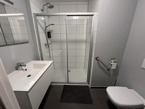 Standard Twin Room | Bathroom | Towels, soap, shampoo, toilet paper - Munal Hotel Temse (Temse)