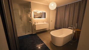 Deluxe-Doppelzimmer | Badezimmer | Handtücher, Seife, Shampoo, Toilettenpapier