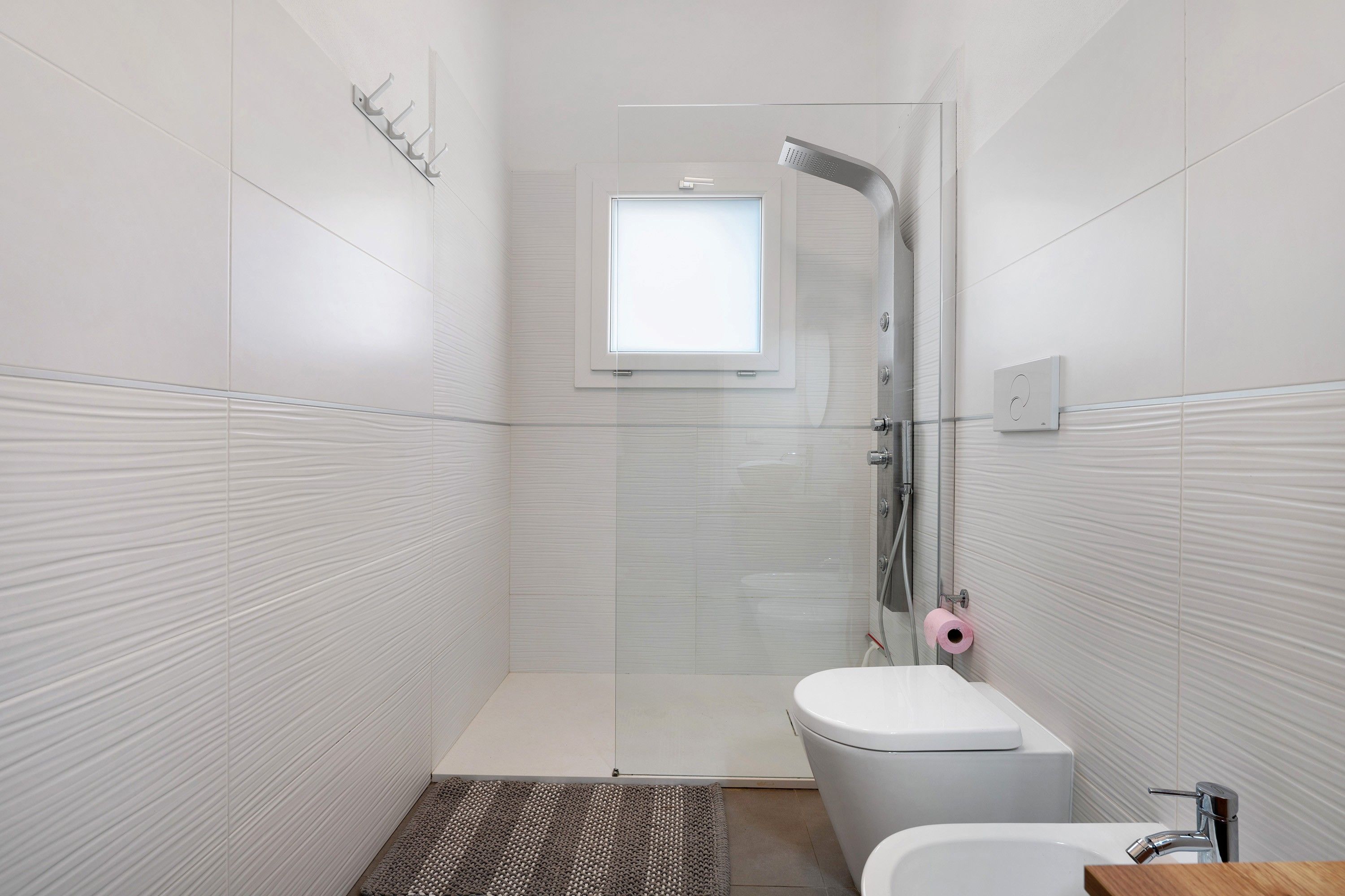 Ein modernes Badezimmer mit Dusche, Toilette und Waschbecken.