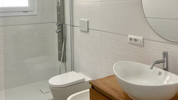 Shower, hair dryer, towels