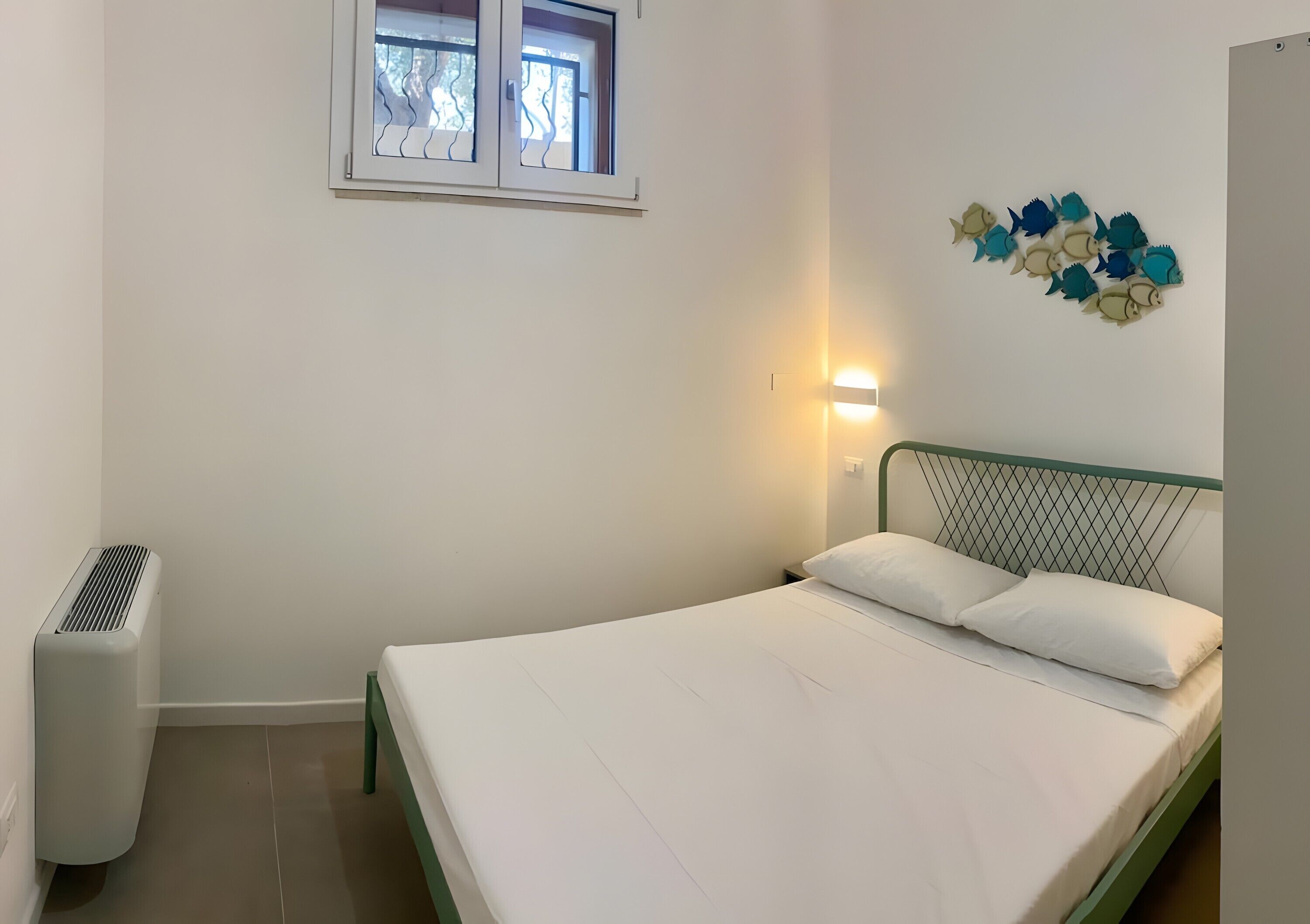 Tabla de planchar con plancha, wifi, ropa de cama