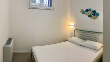 Tabla de planchar con plancha, wifi, ropa de cama