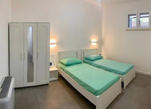 Tabla de planchar con plancha, wifi, ropa de cama