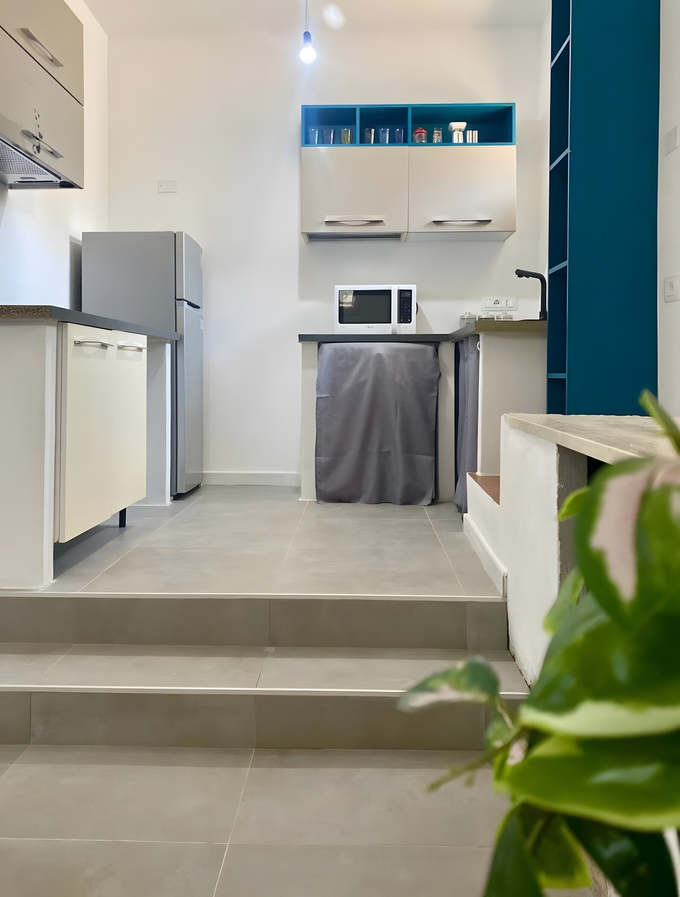 Réfrigérateur, micro-ondes, plaque de cuisson, lave-vaisselle