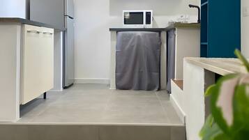 Réfrigérateur, micro-ondes, plaque de cuisson, lave-vaisselle