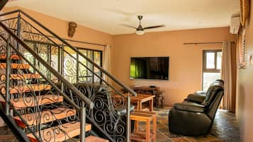 Familievilla, 3 soverom, balkong, elveutsikt | Oppholdsområde