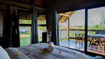 Luksushytte, balkong, elveutsikt | Safe på rommet, strykejern/-brett og wi-fi (inkludert)