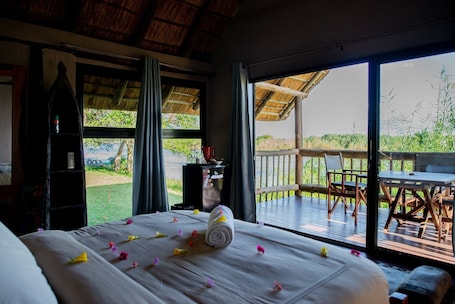 Luxury Cabin, Balcony, River View. Nsofu Safari Lodge