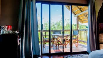 Luksushytte, balkong, elveutsikt | Safe på rommet, strykejern/-brett og wi-fi (inkludert)