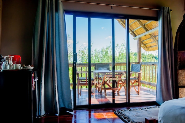 Luksushytte, balkong, elveutsikt | Safe på rommet, strykejern/-brett og wi-fi (inkludert)